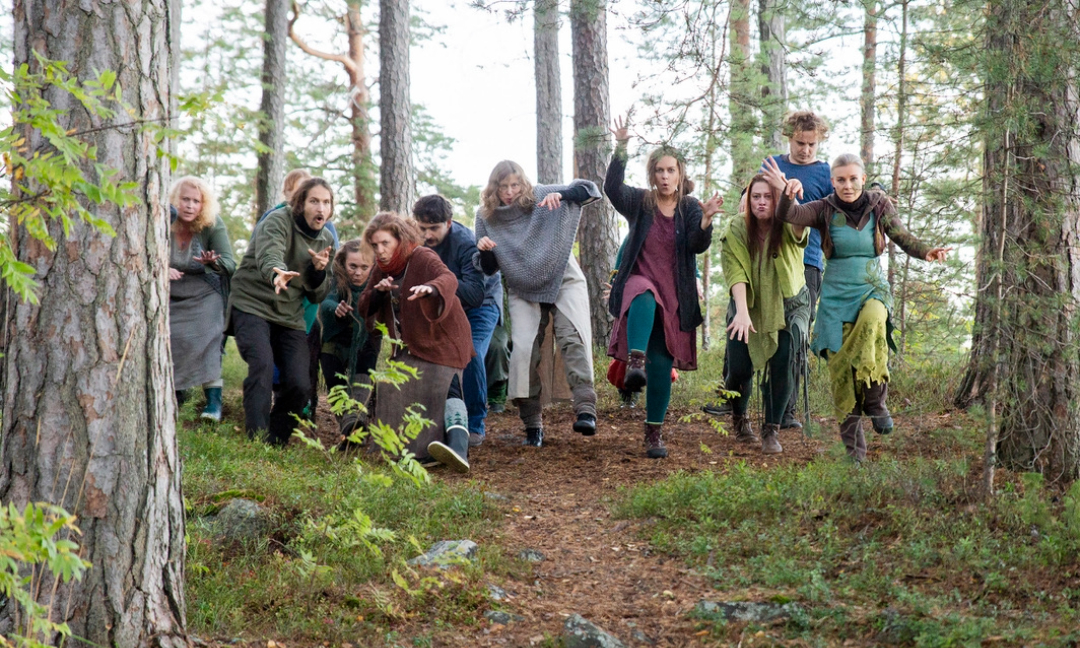 Tanssi Metsän suojassa Katja Luhtala & kollektiivi: Metsä M – liikkeellinen ja runollinen ääniteos
